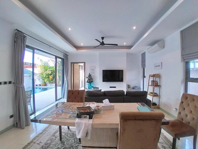 House for sale Pattaya showing the dining area House for sale Pattaya showing the dining area