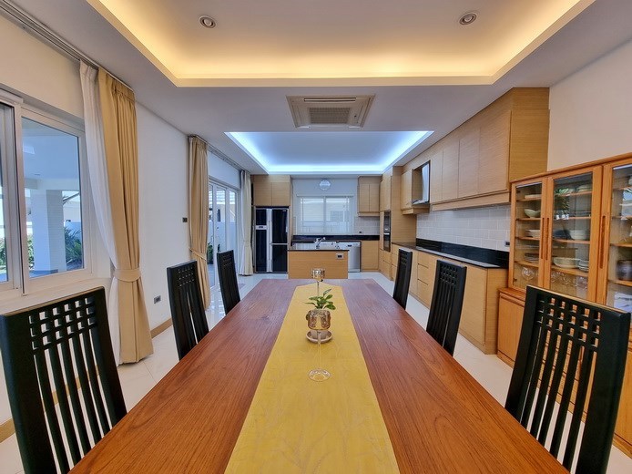 House for sale Pattaya showing the dining and kitchen areas House for sale Pattaya showing the dining and kitchen areas
