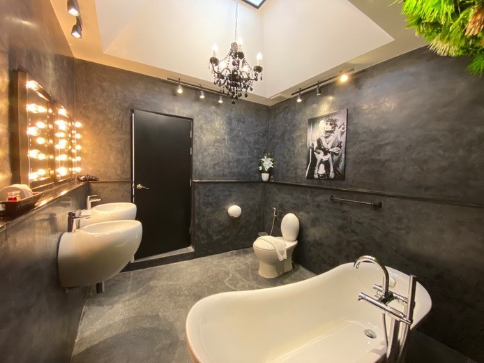 House for sale Pattaya showing the eight bathroom 