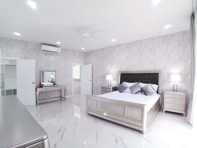 House for sale Pattaya showing the first bedroom suite House for sale Pattaya showing the first bedroom suite