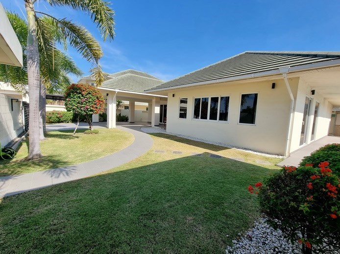 House for sale Pattaya showing the garden House for sale Pattaya showing the garden