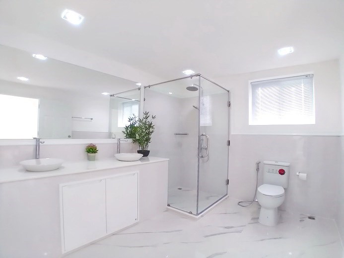 House for sale Pattaya showing the guest bathroom House for sale Pattaya showing the guest bathroom