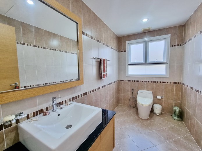 House for sale Pattaya showing the guest bathroom  
