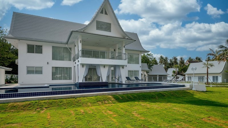 House for sale Pattaya showing the house and pool House for sale Pattaya showing the house and pool