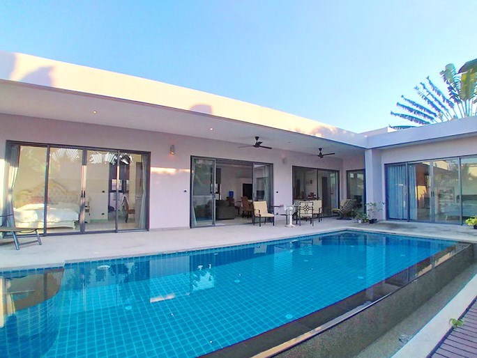 House for sale Pattaya showing the house and pool House for sale Pattaya showing the house and pool
