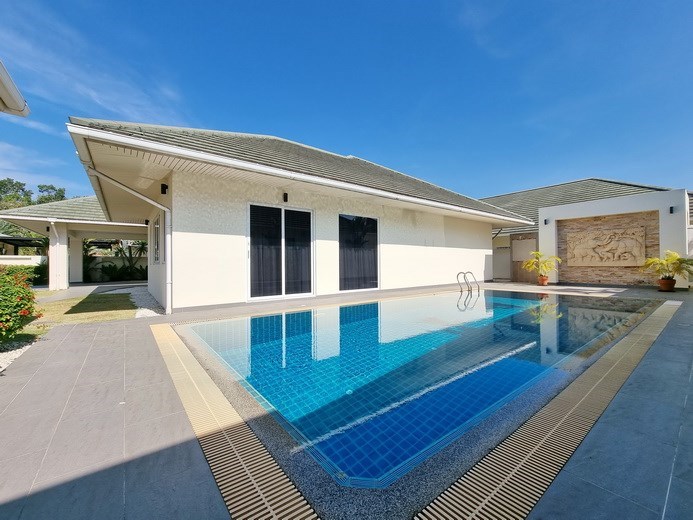 House for sale Pattaya showing the house and pool House for sale Pattaya showing the house and pool