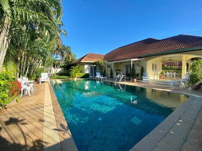 House For Sale Pattaya showing the house and pool