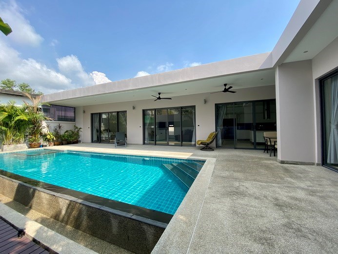 House for sale Pattaya showing the house and poolside terrace 