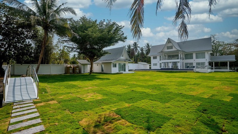 House for sale Pattaya showing the house, garden and sauna room House for sale Pattaya showing the house, garden and sauna room