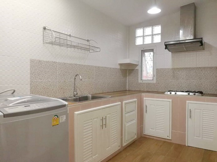 House for sale Pattaya showing the kitchen House for sale Pattaya showing the kitchen