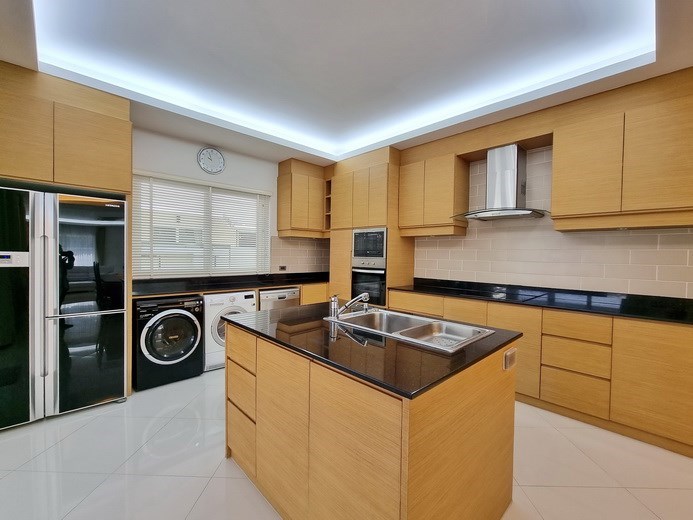 House for sale Pattaya showing the kitchen House for sale Pattaya showing the kitchen