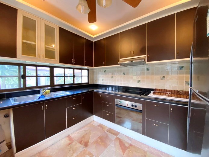 House for sale Pattaya showing the kitchen 