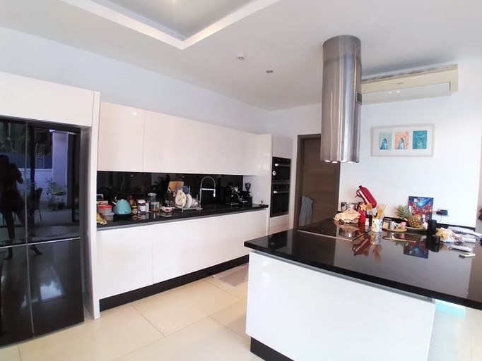 House for sale Pattaya showing the kitchen House for sale Pattaya showing the kitchen