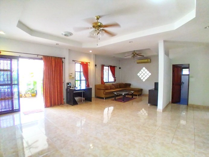 House for sale Pattaya showing the living area 