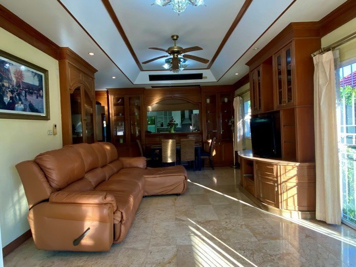House For Sale Pattaya showing the living area