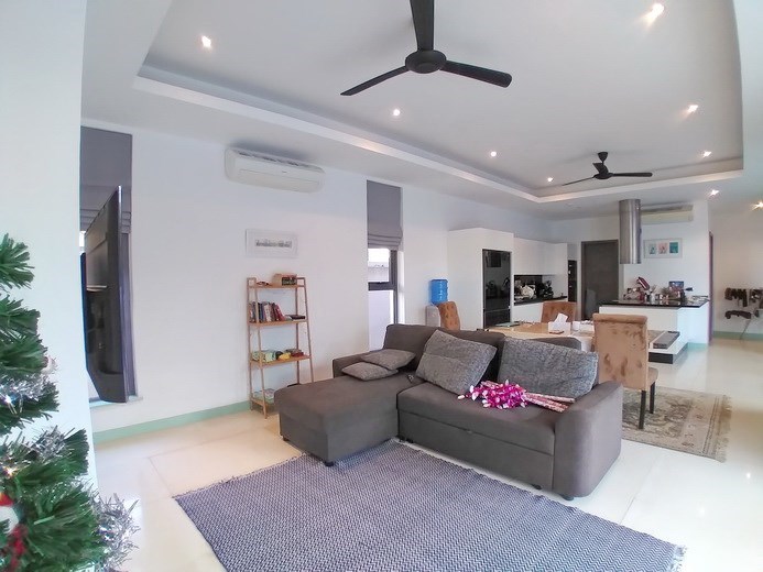 House for sale Pattaya showing the living, dining and kitchen areas 