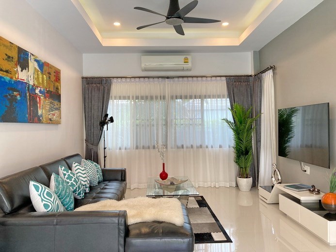 House for Sale Pattaya showing the living room 