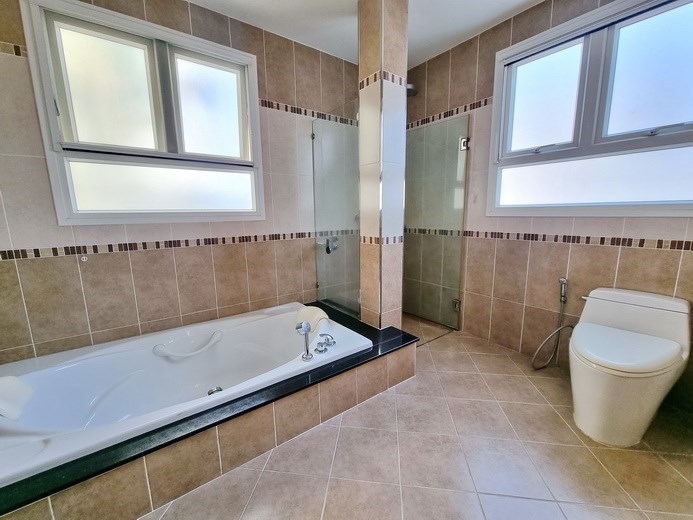 House for sale Pattaya showing the master bathroom House for sale Pattaya showing the master bathroom