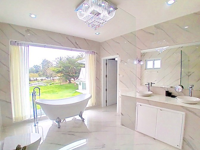 House for sale Pattaya showing the master bathroom House for sale Pattaya showing the master bathroom