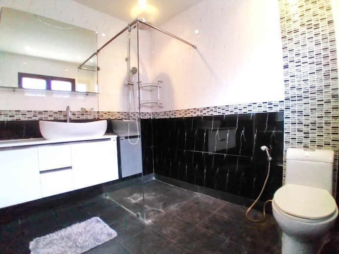 House for sale Pattaya showing the master bathroom 