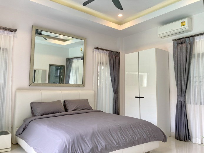 House for Sale Pattaya showing the master bedroom 