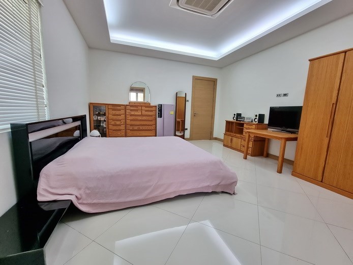 House for sale Pattaya showing the master bedroom House for sale Pattaya showing the master bedroom
