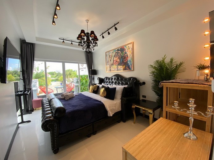 House for sale Pattaya showing the master bedroom and balcony 