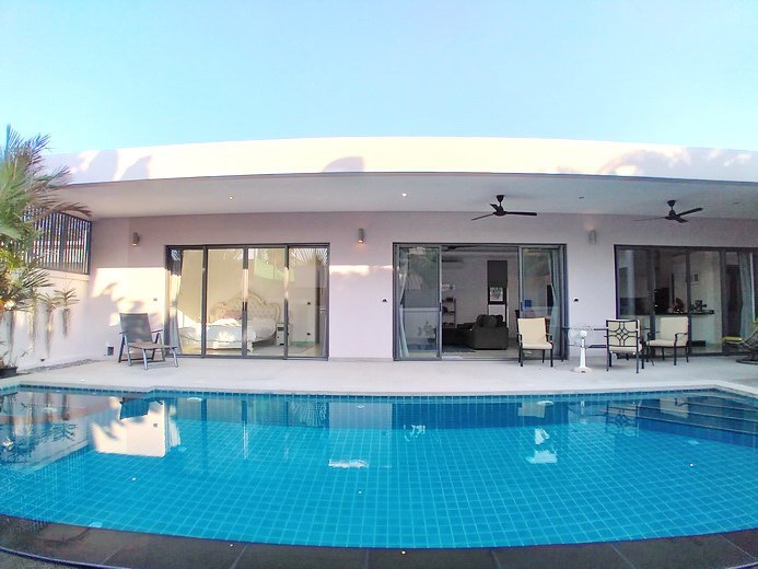 House for sale Pattaya showing the master bedroom poolside House for sale Pattaya showing the master bedroom poolside