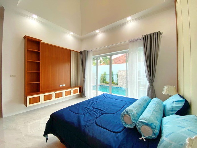 House for sale Pattaya showing the master bedroom pool view 