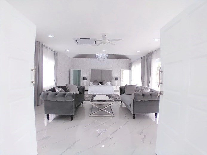 House for sale Pattaya showing the master bedroom House for sale Pattaya showing the master bedroom