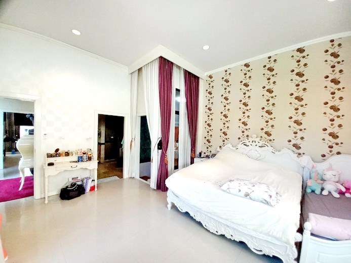 House for sale Pattaya showing the master bedroom suite 