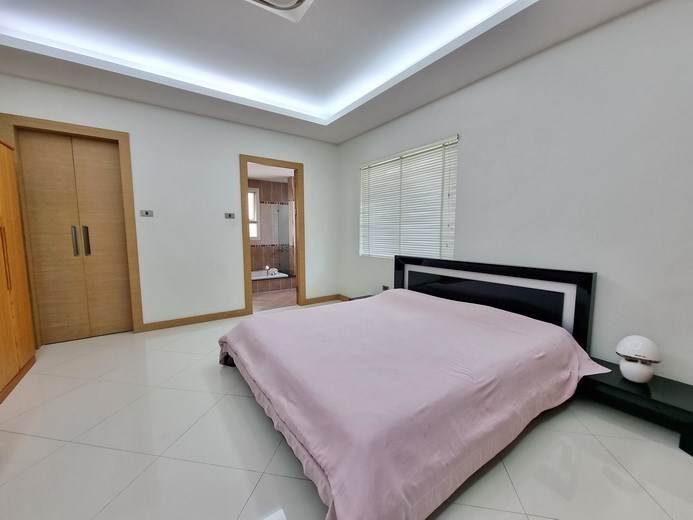 House for sale Pattaya showing the master bedroom suite House for sale Pattaya showing the master bedroom suite