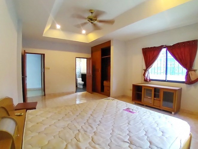 House for sale Pattaya showing the master bedroom suite 