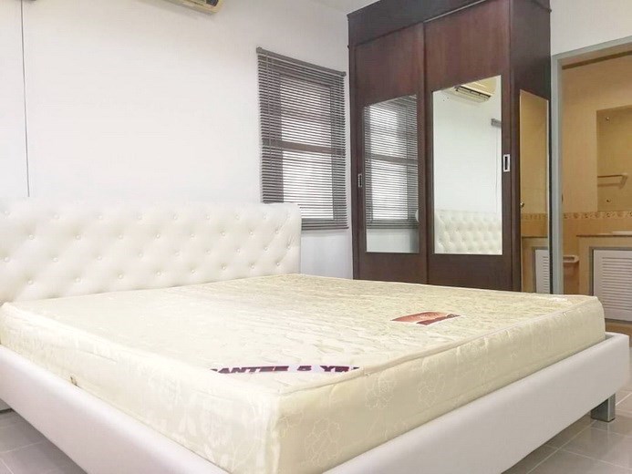 House for sale Pattaya showing the master bedroom suite House for sale Pattaya showing the master bedroom suite
