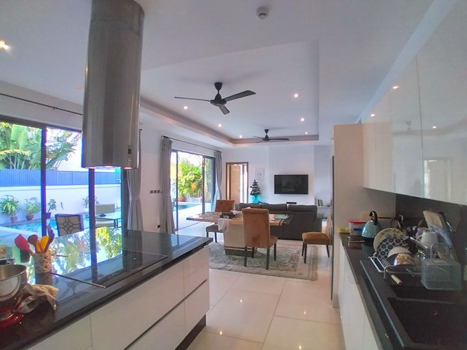 House for sale Pattaya showing the open plan concept 
