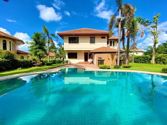 House for sale Pattaya showing the pool and garden 