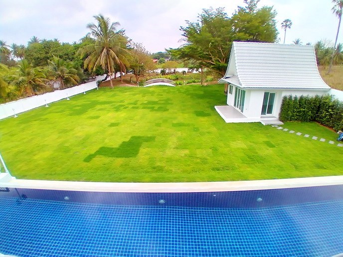 House for sale Pattaya showing the pool and garden views House for sale Pattaya showing the pool and garden views