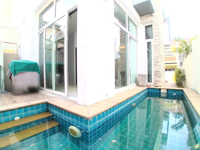House for sale Pattaya showing the pool and terrace  