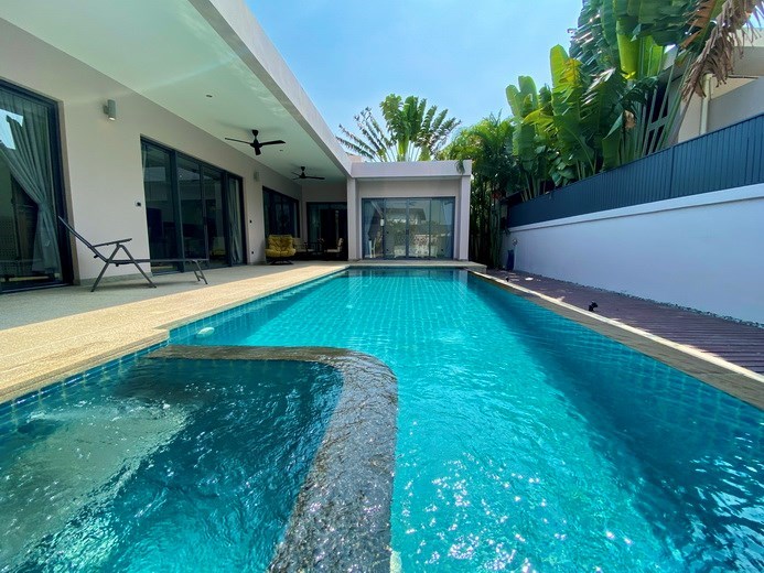 House for sale Pattaya showing the pool Jacuzzi  