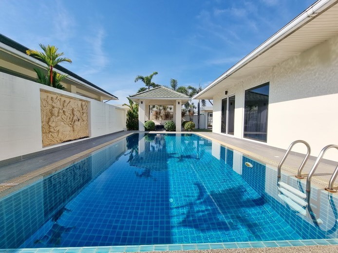 House for sale Pattaya showing the private pool House for sale Pattaya showing the private pool