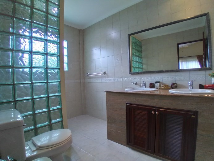 House for sale Pattaya showing the second bathroom 