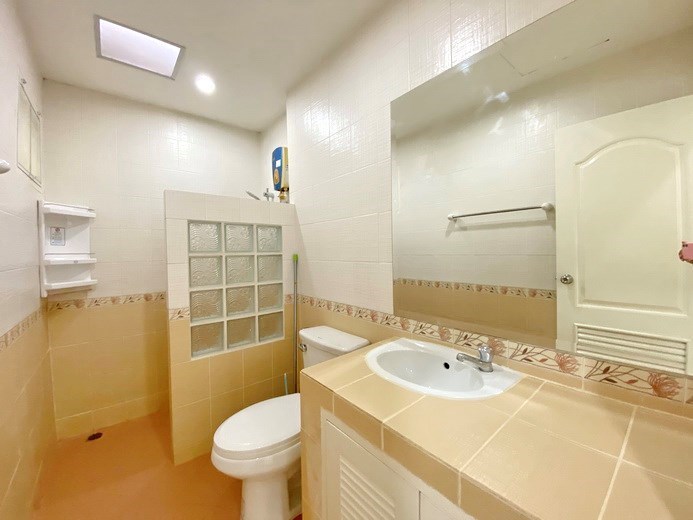 House for sale Pattaya showing the second bathroom 