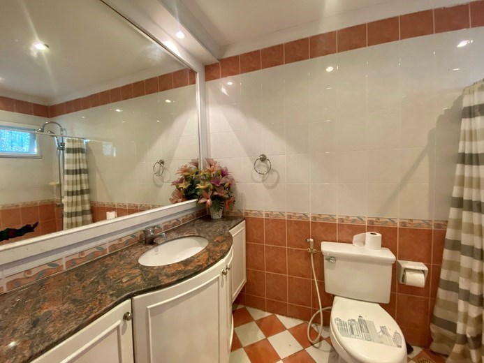 House For Sale Pattaya showing the second bathroom