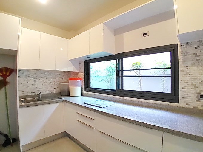 House for sale Pratumnak Pattaya showing the Thai kitchen 