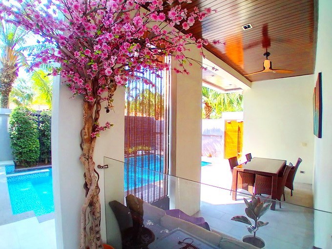House for sale Pratumnak Pattaya showing the covered terrace and pool House for sale Pratumnak Pattaya showing the covered terrace and pool