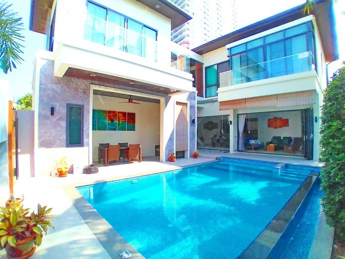 House for sale Pratumnak Pattaya showing the house and pool House for sale Pratumnak Pattaya showing the house and pool