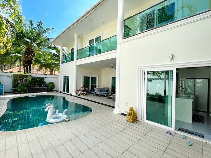 House for sale Pratumnak Pattaya showing the house, terrace and pool  