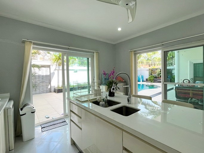 House for sale Pratumnak Pattaya showing the kitchen and counter 