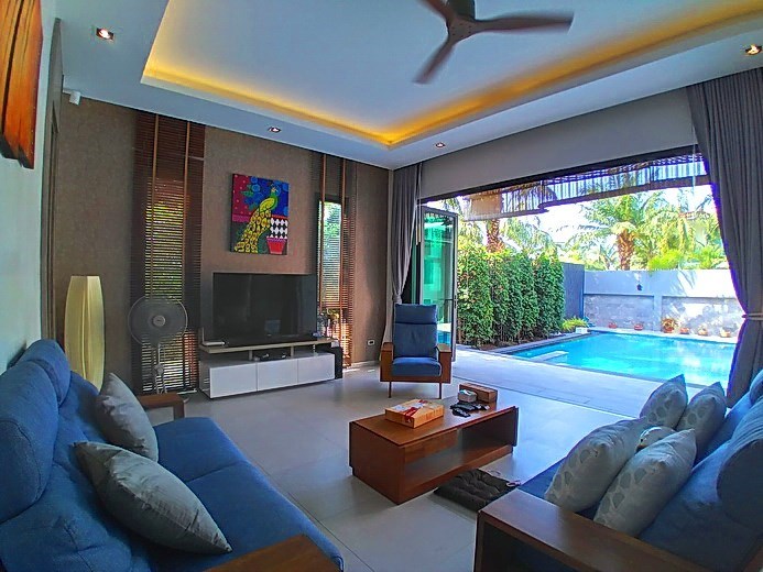 House for sale Pratumnak Pattaya showing the living area 