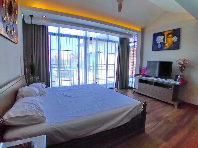 House for sale Pratumnak Pattaya showing the master bedroom and balcony House for sale Pratumnak Pattaya showing the master bedroom and balcony